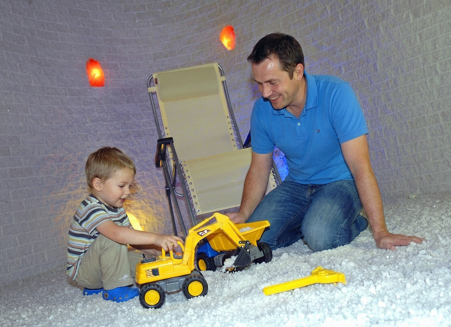 táta a syn v solné jeskyni letňany